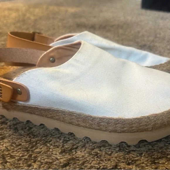 Reef Women's White and Tan Slip-On Shoes - Picture 4 of 10